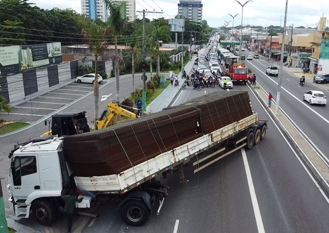 Carreta tomba na Av. Constantino Nery e trava trânsito
