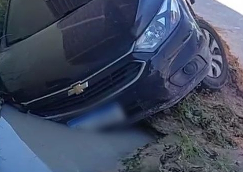 Carro cai em cratera em avenida de Manaus
