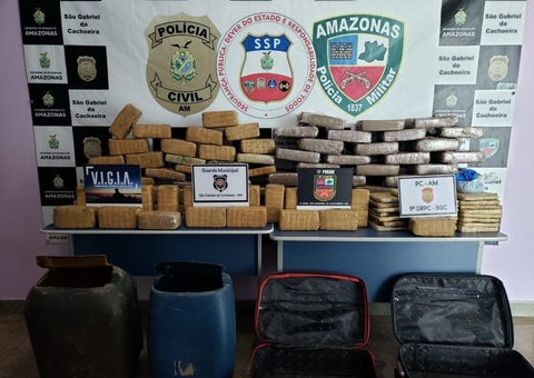 Dupla é presa com 130kg de drogas escondidos em malas e barris no Amazonas
