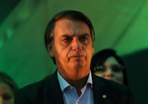 Bolsonaro diz chorar no banheiro de casa e que esposa o vê como machão