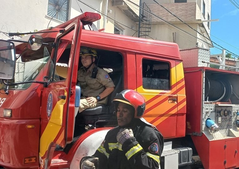 Residência pega fogo no Tancredo Neves e assusta moradores de Manaus