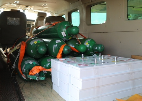 Covid-19: Cilindros de oxigênio são transportados de avião para Apuí 