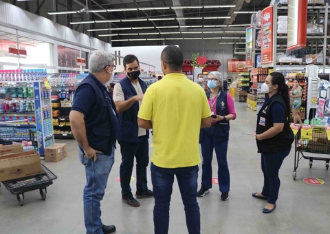 Supermercados de Manaus são vistoriados após denúncias de aglomerações 