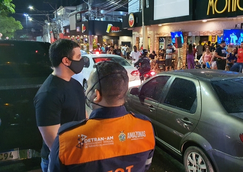 Fiscalização flagra 23 motoristas bêbados e fecha bares em praça de Manaus
