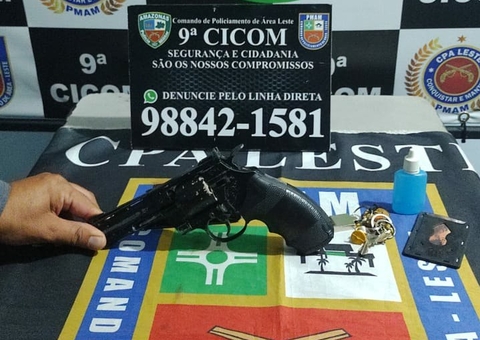 Homem é preso com arma falsa dentro de micro-ônibus em Manaus