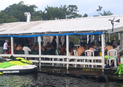 Dois flutuantes são interditados por aglomerações em Manaus 
