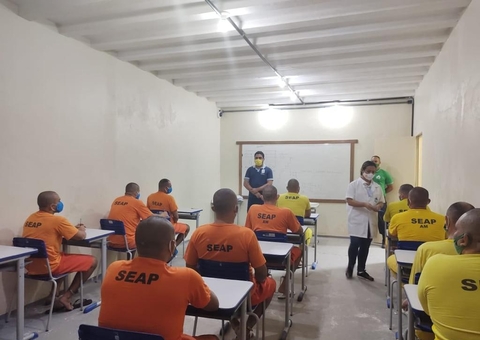 Detentos realizam vestibular de ensino a distância em Manaus