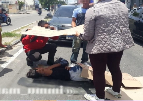 Passageira cai de moto e é atropelada por outro carro em Manaus