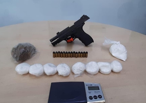 Homem de 29 anos é preso com arma e drogas após denúncia anônima em Manaus