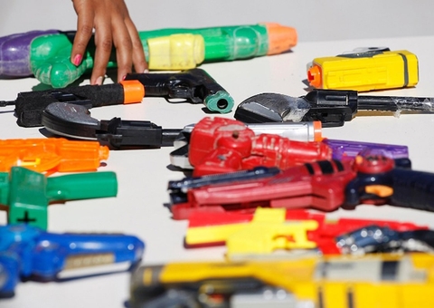 Dia do Desarmamento Infantil: Entenda os riscos do uso de arma de brinquedo
