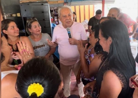 Amazonino Mendes visita mães ribeirinhas no interior do Estado