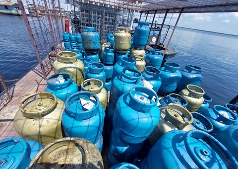 Botijas de gás e combustíveis são apreendidos em balsa no Amazonas