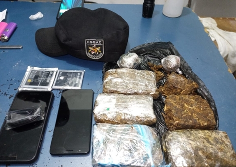 Pacotes com drogas são arremessadas em direção à cadeia no Amazonas