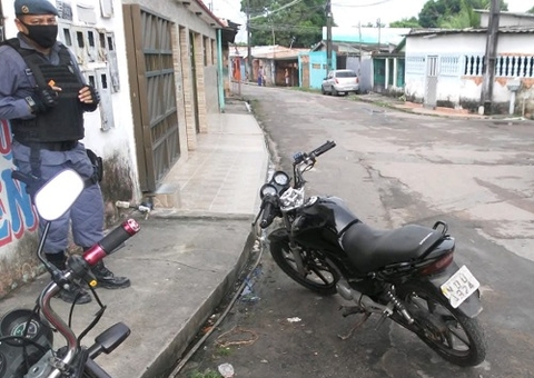 Criminoso foge ao ver viatura da polícia e abandona moto roubada em Manaus