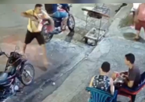 Dupla é flagrada realizando arrastões em bancas de churrasco de Manaus