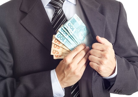 Corretor deve devolver comissão a cliente por falta de informações em contrato