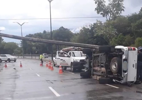 Poste desaba sobre carro durante acidente em Manaus 