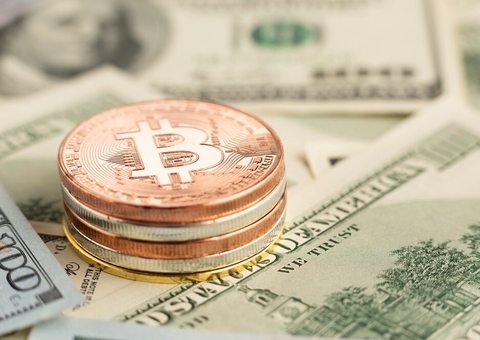 Dólar e bitcoin disparam com vitória de Trump em estados-chave; euro recua