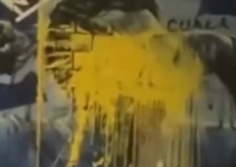 Pintura de Gabigol é vandalizada por torcedores e Cruzeiro manda cobrir com tinta azul; vídeo