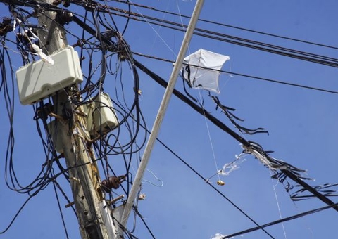 Homem tenta retirar papagaio de fio elétrico e morre em Manaus