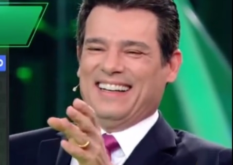 Celso Portiolli se confunde, pergunta 'o que é uma piroca’ e tem crise de riso