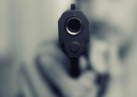 Adolescente atira na cabeça de irmão de 9 anos no Paraná 