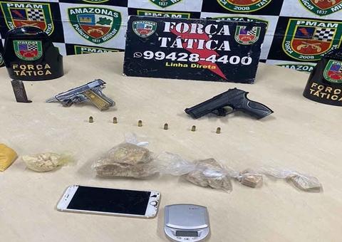 Namorado foge ao ver polícia e abandona mulher com armas e drogas em Manaus