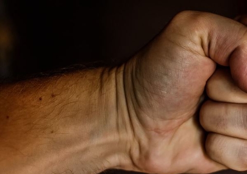 Homem é indenizado após médicos não perceberem vidro em seu punho