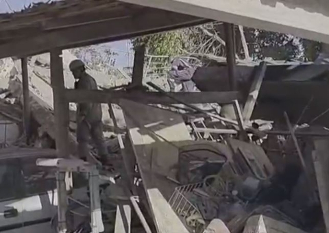 Prédio de 3 andares desaba sobre pai e filha em Vila Velha 