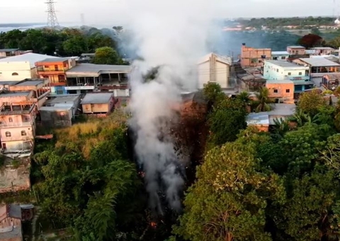 Moradores deixam casas às pressas durante incêndio que já dura 4 horas em Manaus 