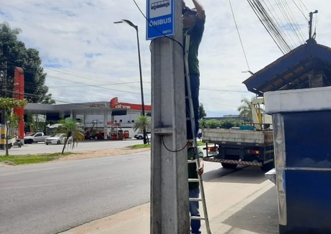 Novas placas de paradas de ônibus são instaladas em principais avenidas de Manaus