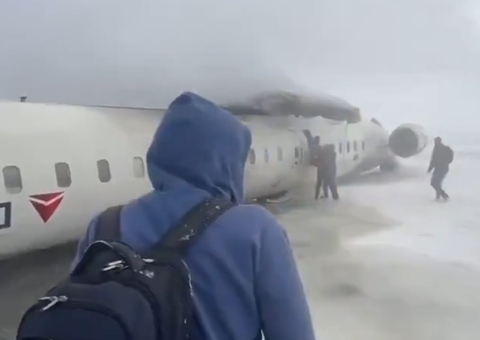 Avião fica de ponta cabeça após cair em Toronto, no Canadá; vídeo