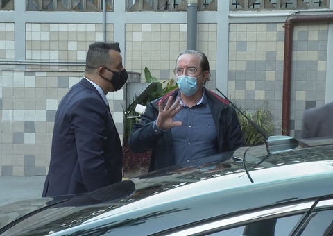 Médico de Bolsonaro chega ao Brasil para decidir sobre cirurgia