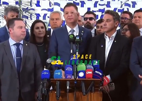 Oposição nomeia Eduardo Bolsonaro líder da minoria para evitar perda de mandato