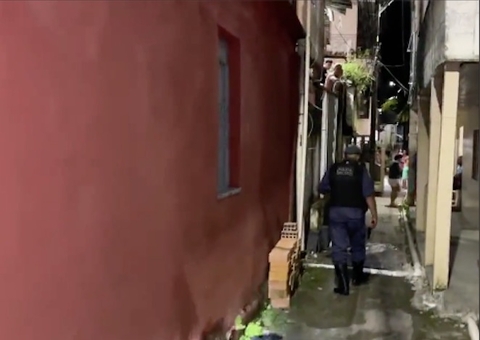 Homem é executado com 12 tiros após ser perseguido em beco de Manaus