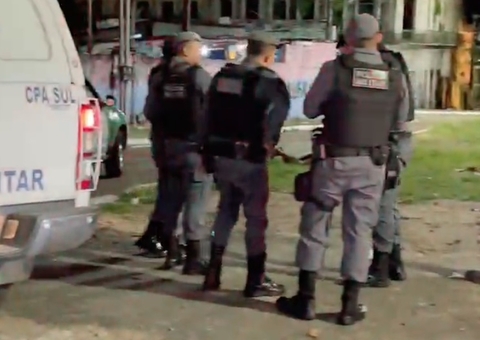 Moradores flagram cadáver sendo jogado de carro no Centro de Manaus