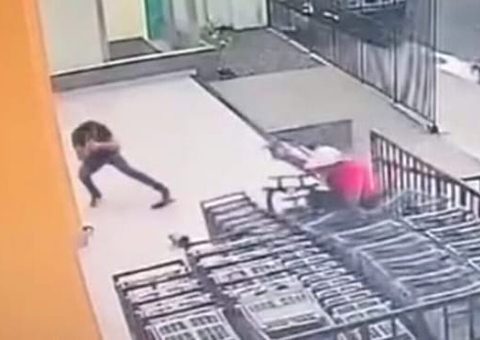 Vídeo mostra PM sendo baleado por assaltante em loja em Manaus 