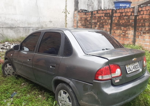 Polícia recupera carro roubado em terreno baldio de Manaus