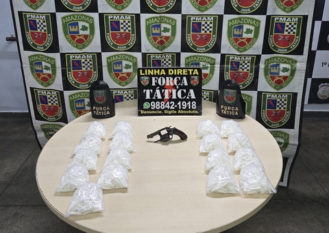 PM apreende 1.700 pinos de droga e arma de fogo em ação no Centro de Manaus