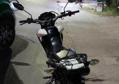 Homem é preso ao ser flagrado empurrando moto roubada em avenida de Manaus