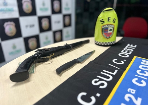 Motorista faz sinal, polícia para ônibus e dupla é presa em Manaus