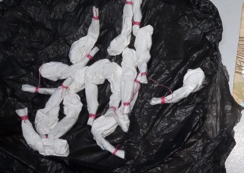 Homem é detido com trouxinhas de cocaína em bar de hotel em Manaus 