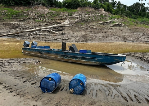Lancha usada por narcoguerrilheiros no tráfico de drogas é apreendida no Amazonas