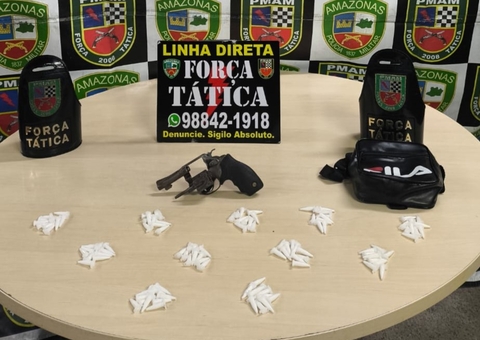 Suspeito foge da PM e deixa cair bolsa com drogas e arma em beco de Manaus