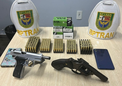 Dupla é presa com armas e mais de 200 munições dentro de táxi em Manaus