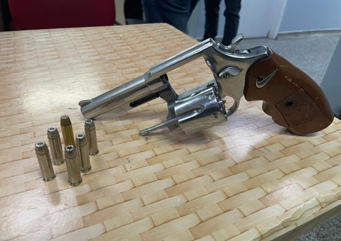 Criminoso abandona comparsa com arma ao fugir da PM em Manaus