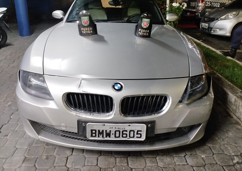 Criminosos em BMW atiram contra polícia e causam acidente em Manaus