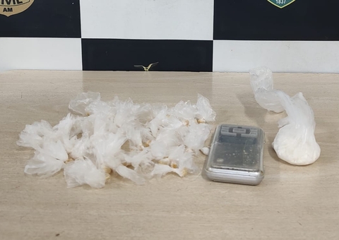 Suspeito de tráfico é preso após cair com sacola cheia de drogas ao correr da polícia em Manaus