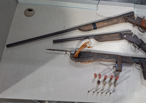 Homem é preso por chamar ex pegar roupas em casa e espancá-la no Amazonas