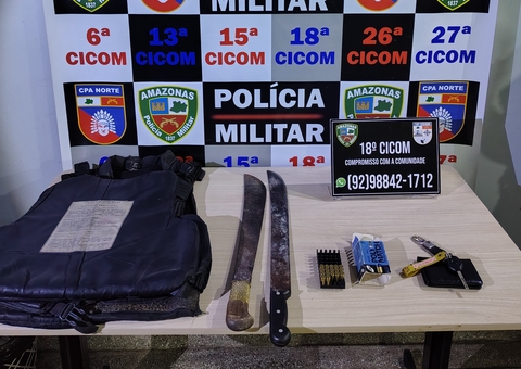 Homem é preso com pistola e terçados em carro no Terra Nova